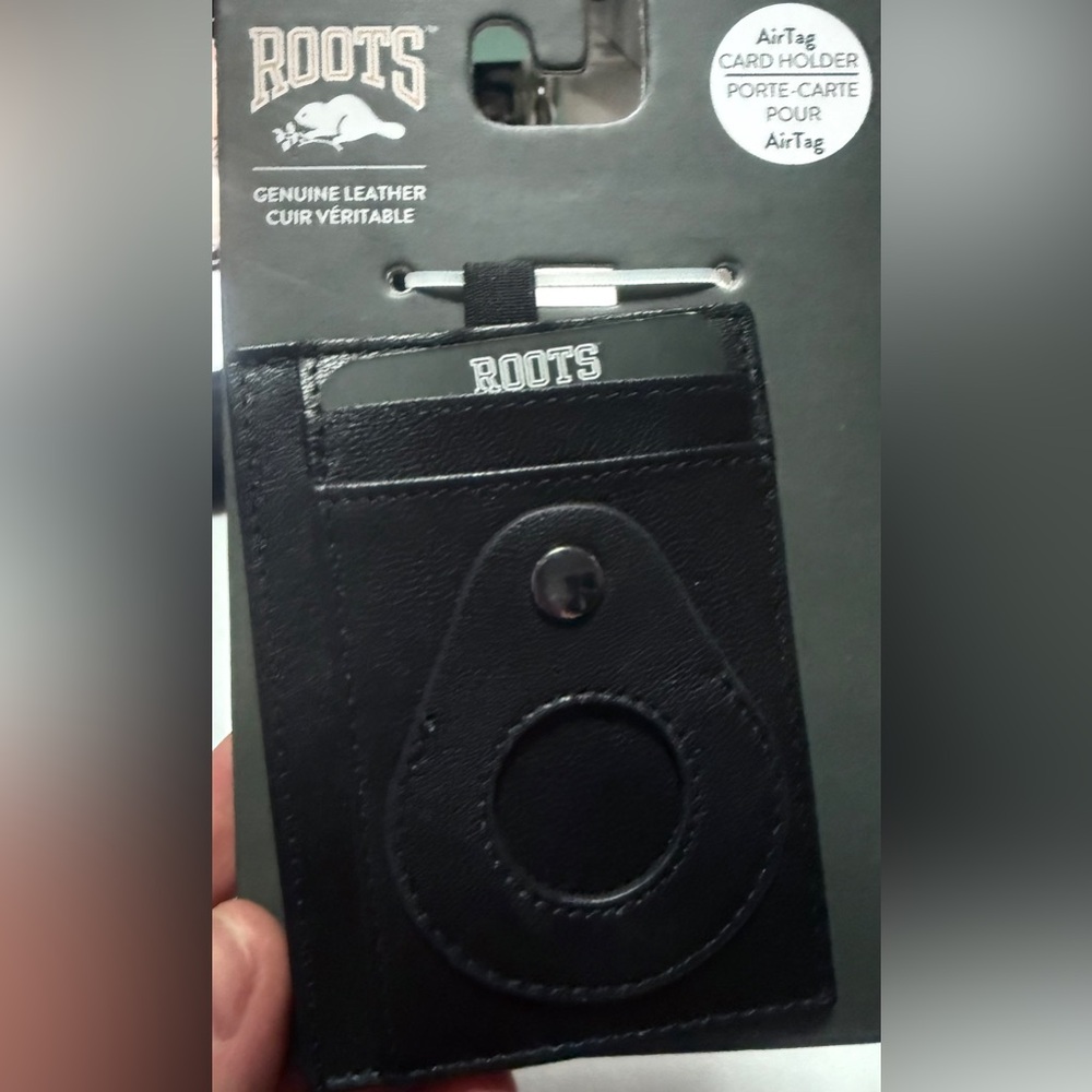 New in package. Roots Black Leather AirTag Card Holder